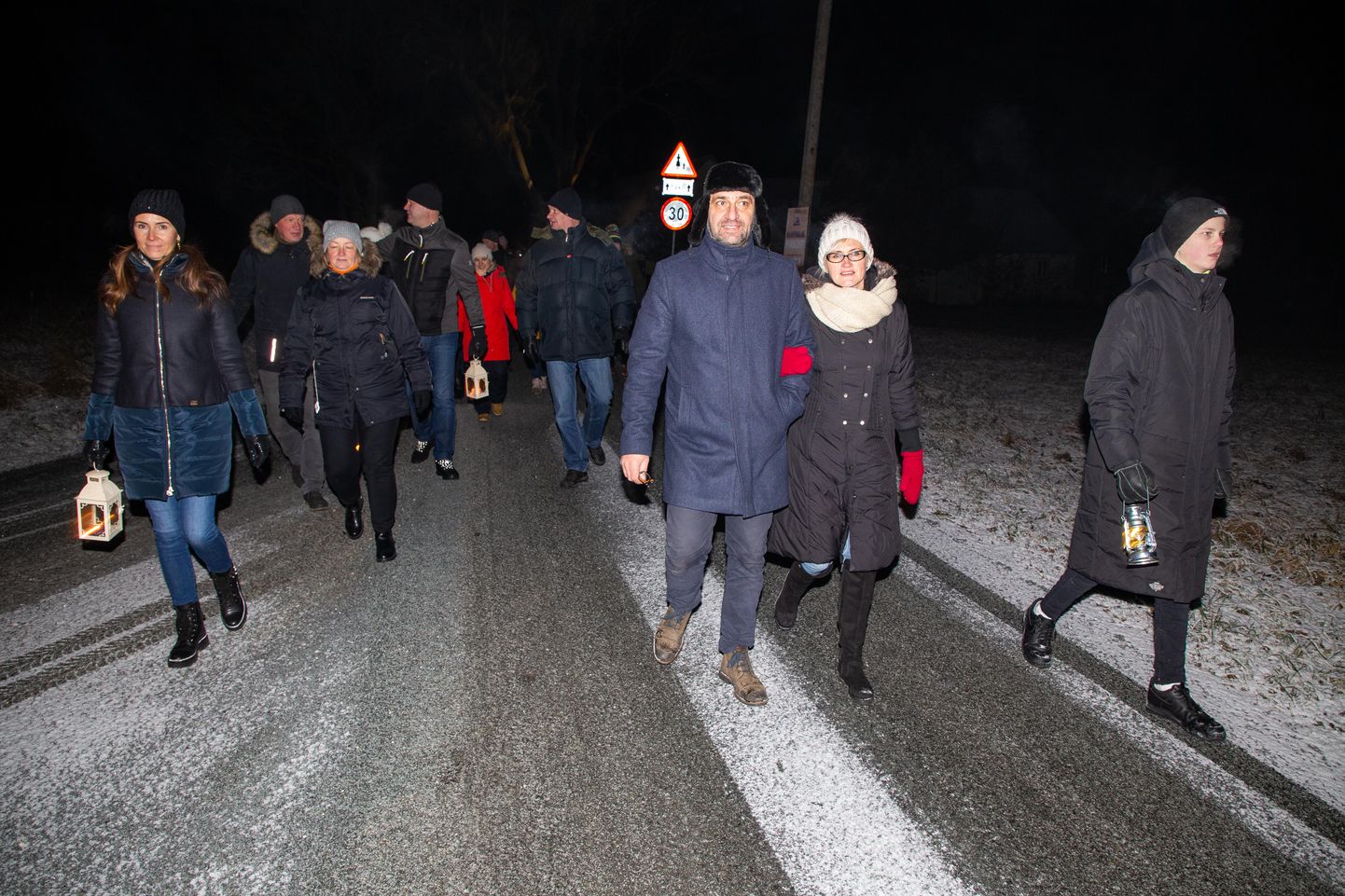 Mullusel Valgma küla valgusretkel jalutas külarahvas koos külalistega koos läbi küla. Nüüd paluvad korraldajad koroonaaja reegleid järgides inimestel liikuda hajutatult.