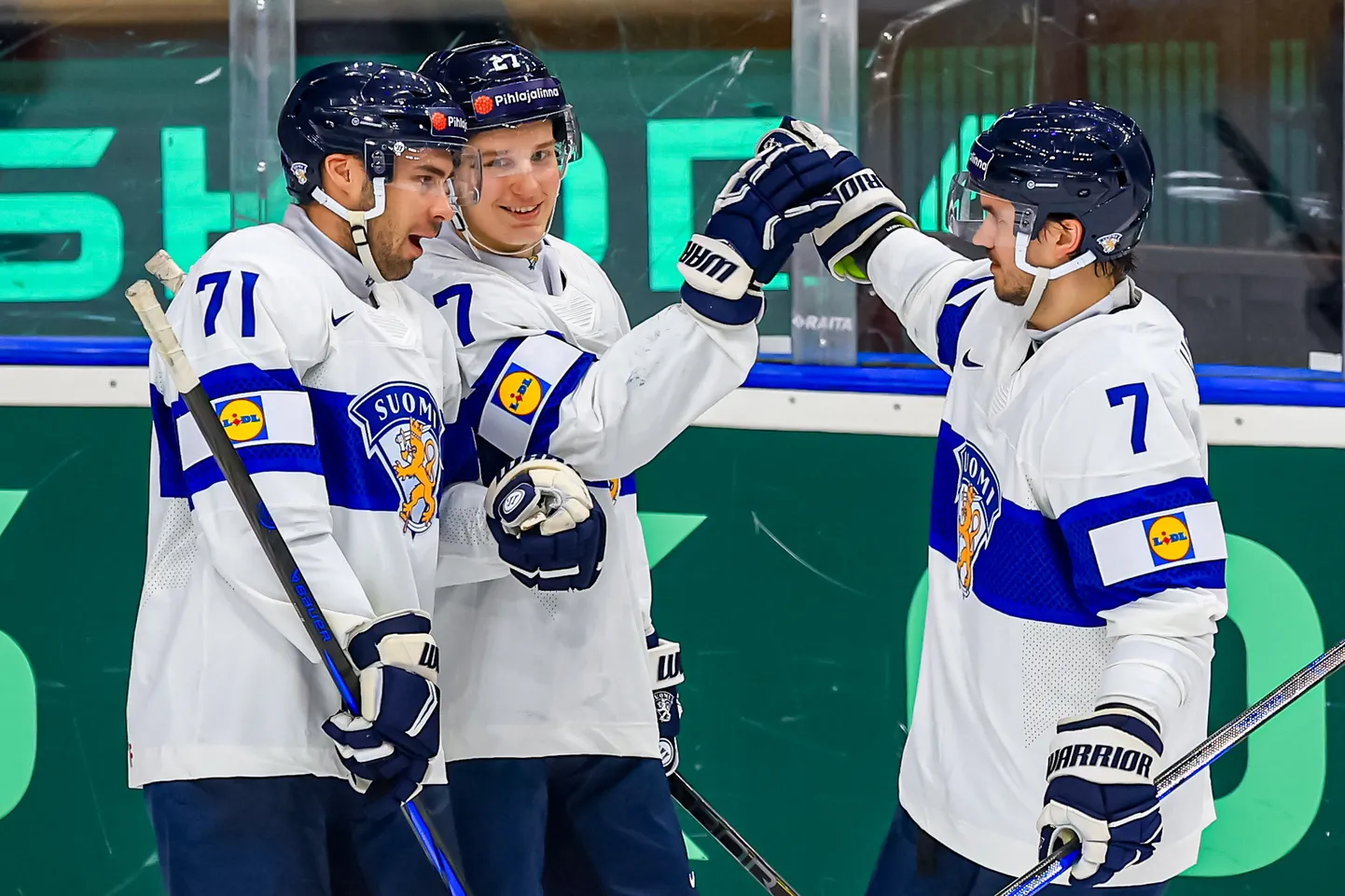 Soomlased väravat tähistamas. Keskel on Oliver Kapanen.