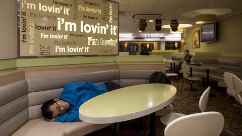 Странные кадры: почему люди курят, спят и ночутют в McDonalds?