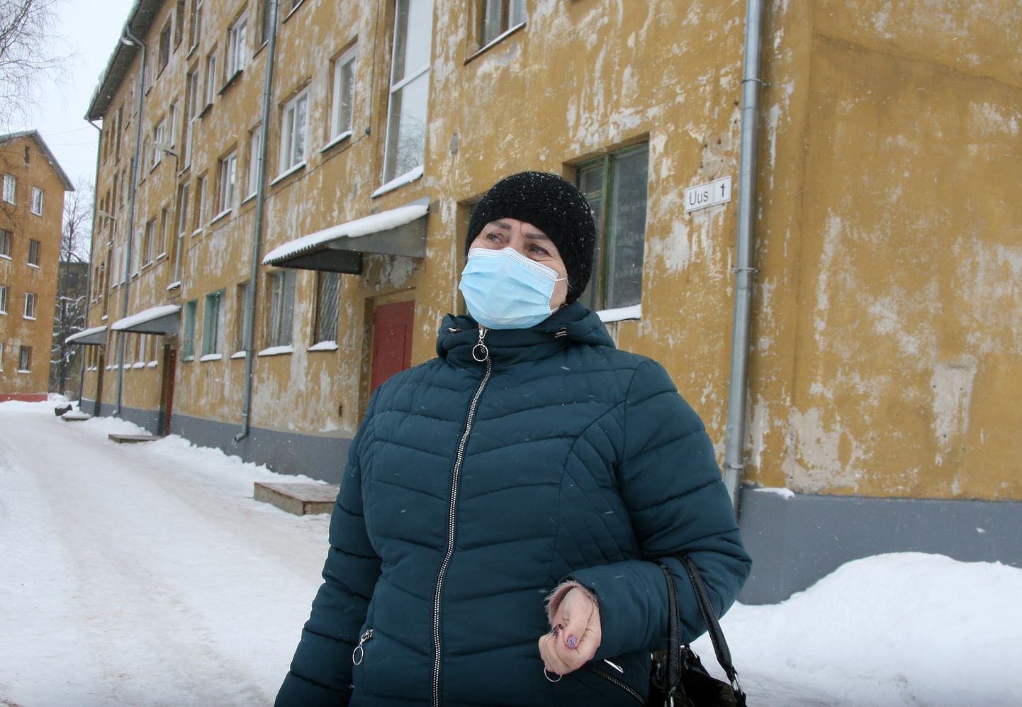 Korteriühistu juhatuse esimees Galina Rahhimova märkis külma jäetud tühjadest korteritest rääkides, et loomulikult kehtib nõue hoida seal temperatuuri vähemalt 18 kraadi juures, isegi kui neis keegi sees ei ela, kuid seda nõuet täita on ebareaalne.