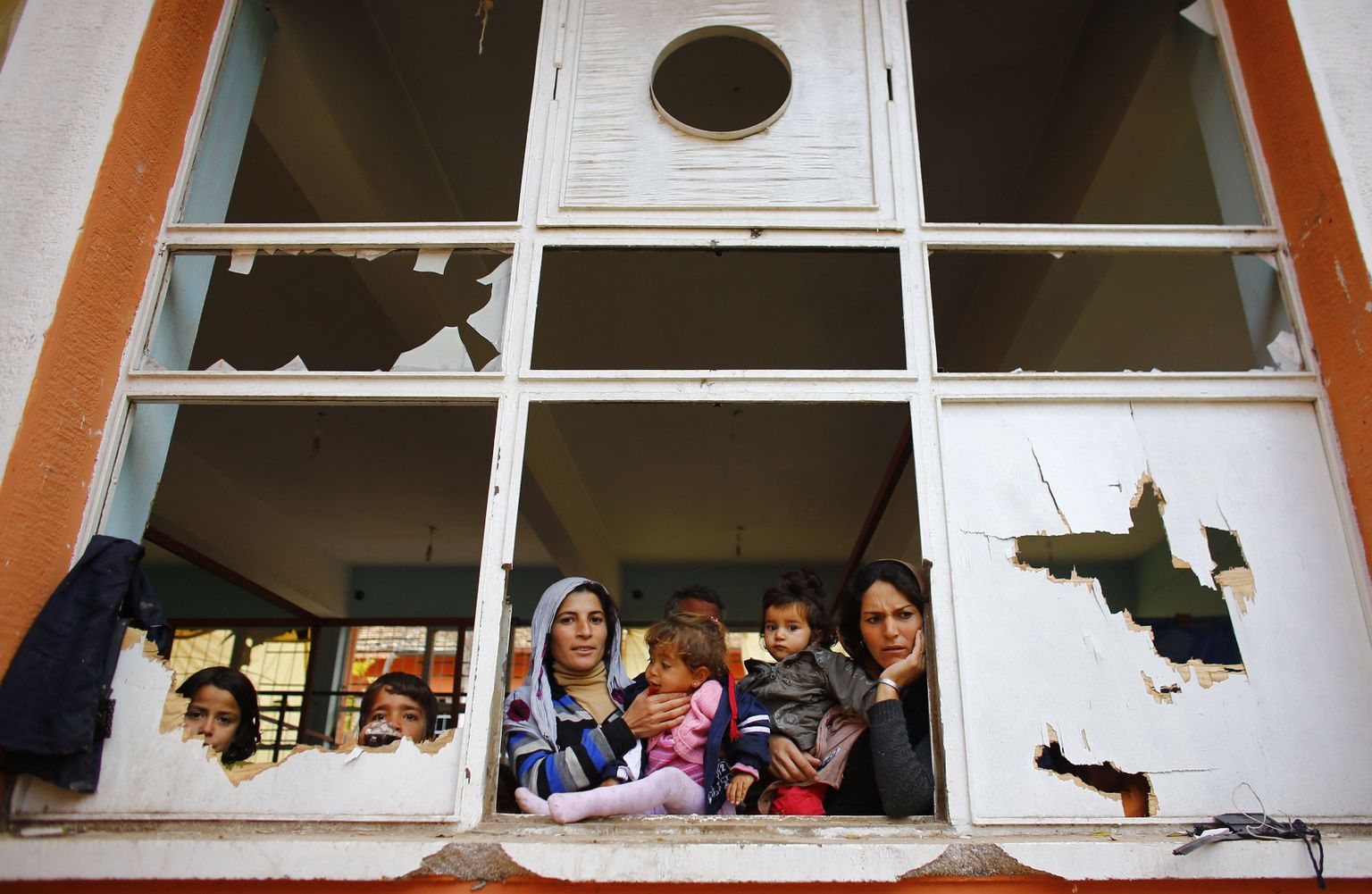Süüriast Kobanest pärit kurdi põgenikud sel nädalavahetusel Türgi piirilinnas tühjas koolimajas.