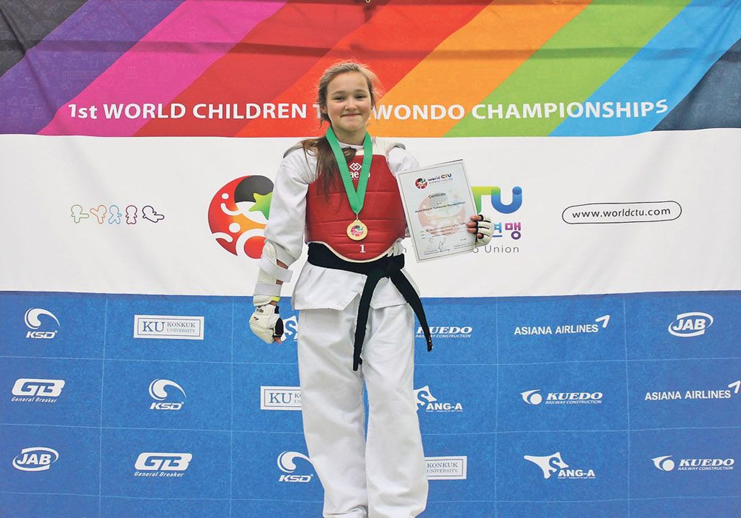 Боевой настрой и хорошая подготовка принесли 11-летней Полине Перцевой победу в чемпионате мира по таэквондо среди юниоров в Германии.
