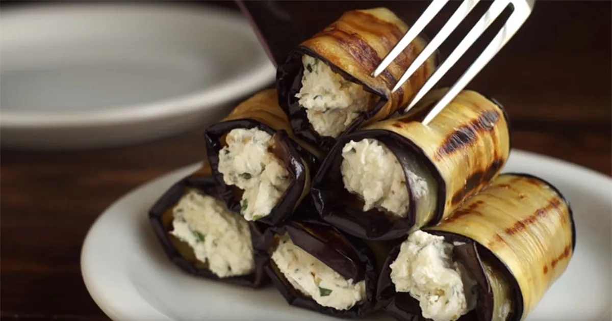 Грузинские рулетики из баклажанов. Баклажановые рулетики с грецкими орехами и творожным. Рулетики из баклажанов с сыром и чесноком. Баклажановые рулетики с грецкими орехами и творожным. Баклажановые рулетики с грецкими орехами.