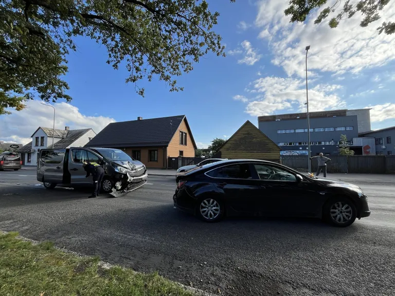 Haapsalu maanteel sõitis Opel Vivaro otsa kahele tee ääres parkinud autole.