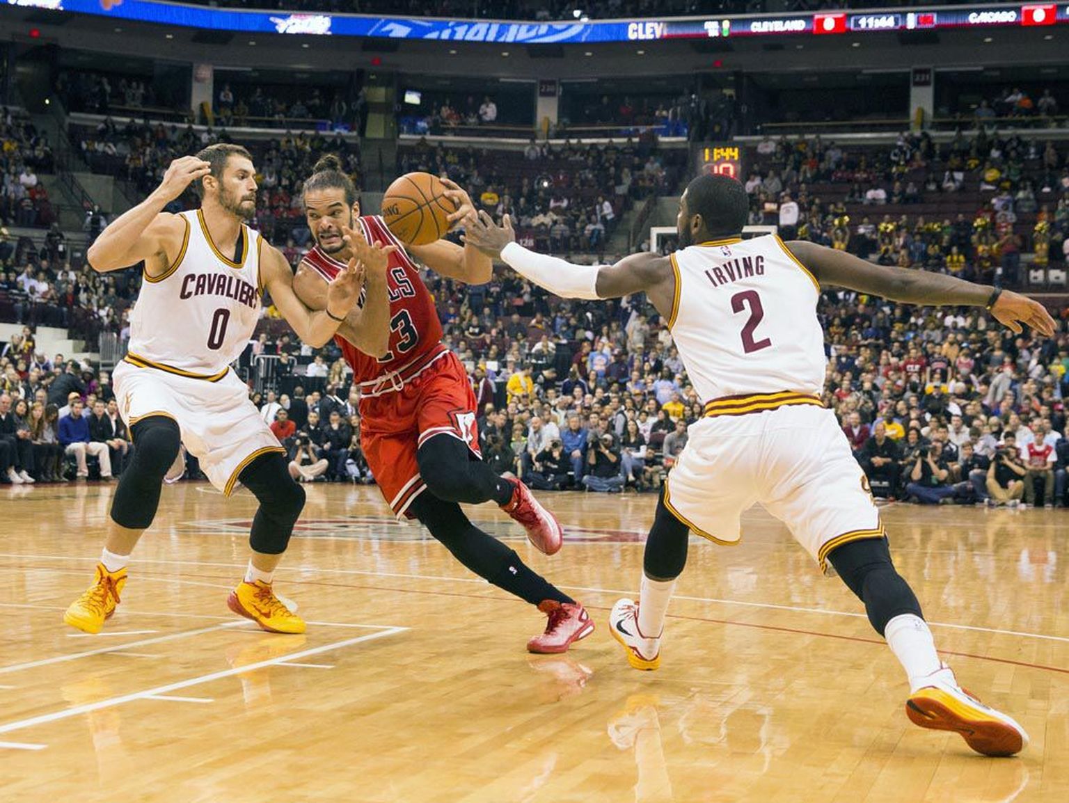 Cleveland Cavaliersi täiendused Kevin Love (vasakul) ja Kyrie Irving Chicago Bullsi mängija Joakim Noah’ vastu. Nii Cleveland kui Chicago tahavad sel hooajal kõrgete kohtade eest võidelda.