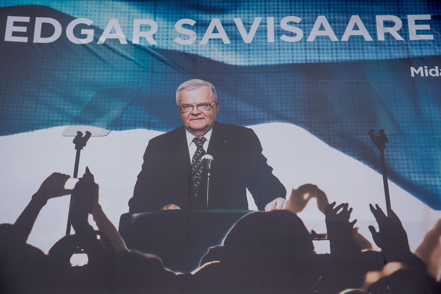 Lasnamäel on suured propagandaplakatid, mis kutsuvad kuulama Edgar Savisaare kõnet Estonias.