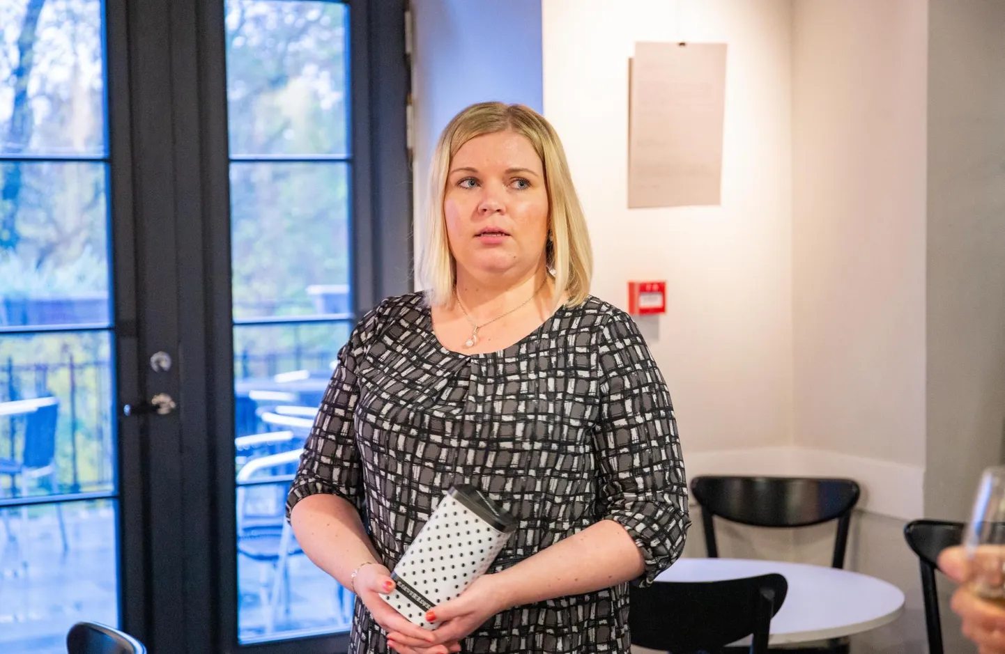 Mari Vitskovski sättis näituseks naljakamad dokumendid Rakvere teatri arhiivist.