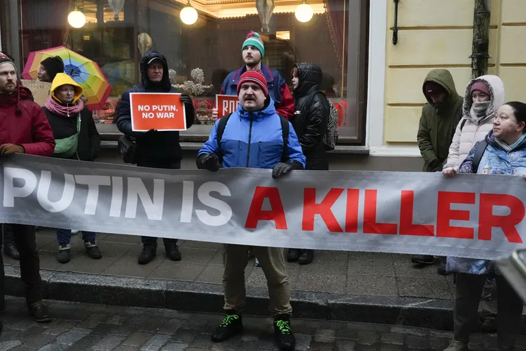 Митинг российских оппозиционеров у посольства РФ в Таллинне 16 февраля 2024.