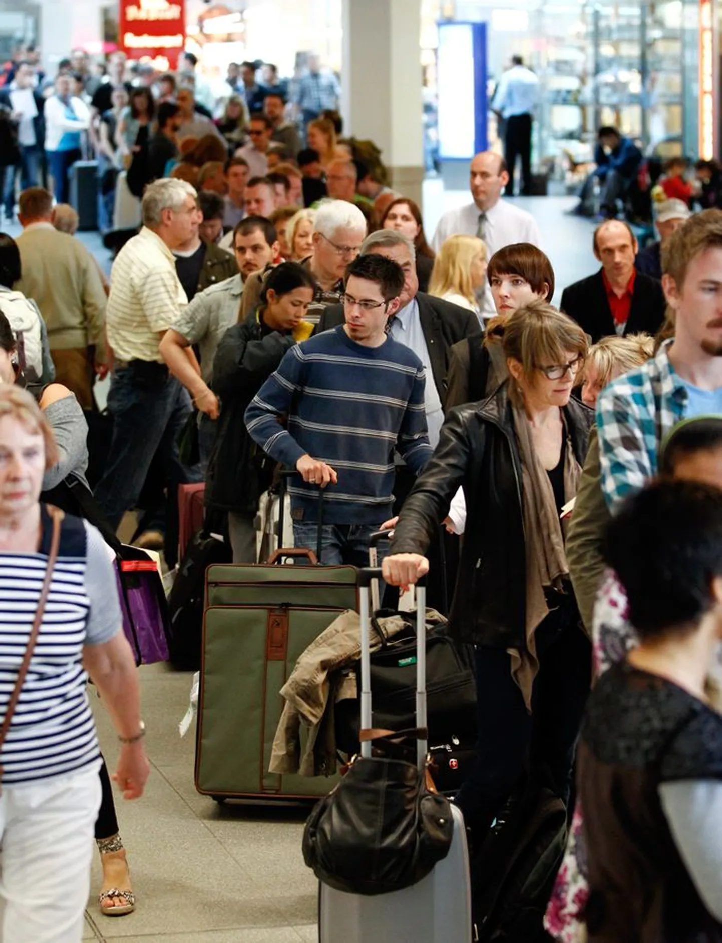 Sajad reisijad pidid eile Berliinis Tegeli lennujaamas tunde uut lendu ootama.