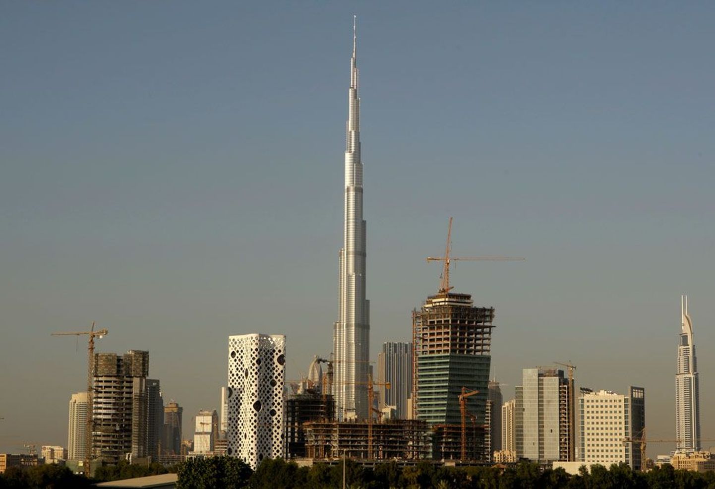 Masu on lükanud edasi Dubaisse rajatava pilvelõhkuja Burj Dubai (keskel) valmimise. Maailma kõrgeima ehitise, juba mullu valmima pidanud torni kõrgus on 818 meetrit ja korruseid on sel 160.