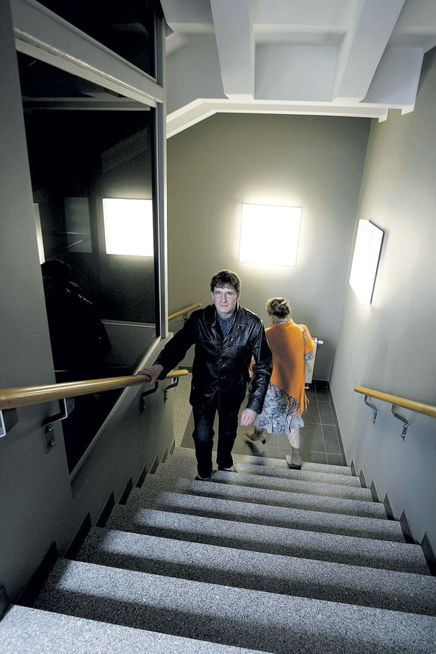 Tasakaaluhäirete all kannatav Martin Tooming kiidab Eesti Maaülikooli uue peahoone liikumistingimusi: treppidel on käsipuud ja kasutada saab lifti.