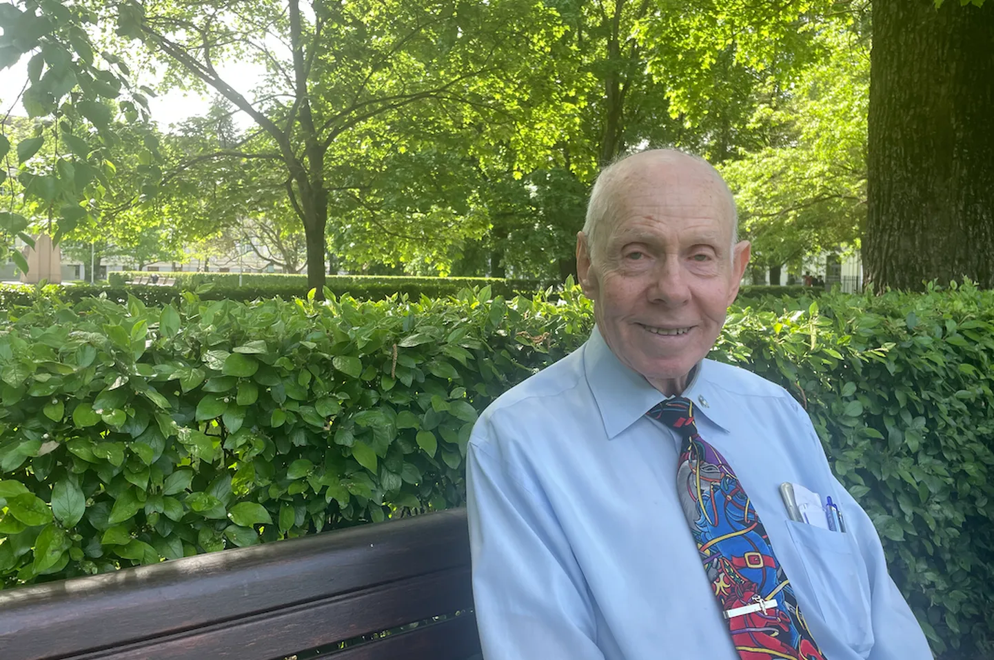 Kui Arthur Phelps 2019. aastal oma abikaasa ja elu armastuse mattis, müüs ta maha oma maja ja kolis teisele poole maakera, tundmatusse pisikesse riiki nimega Eesti.