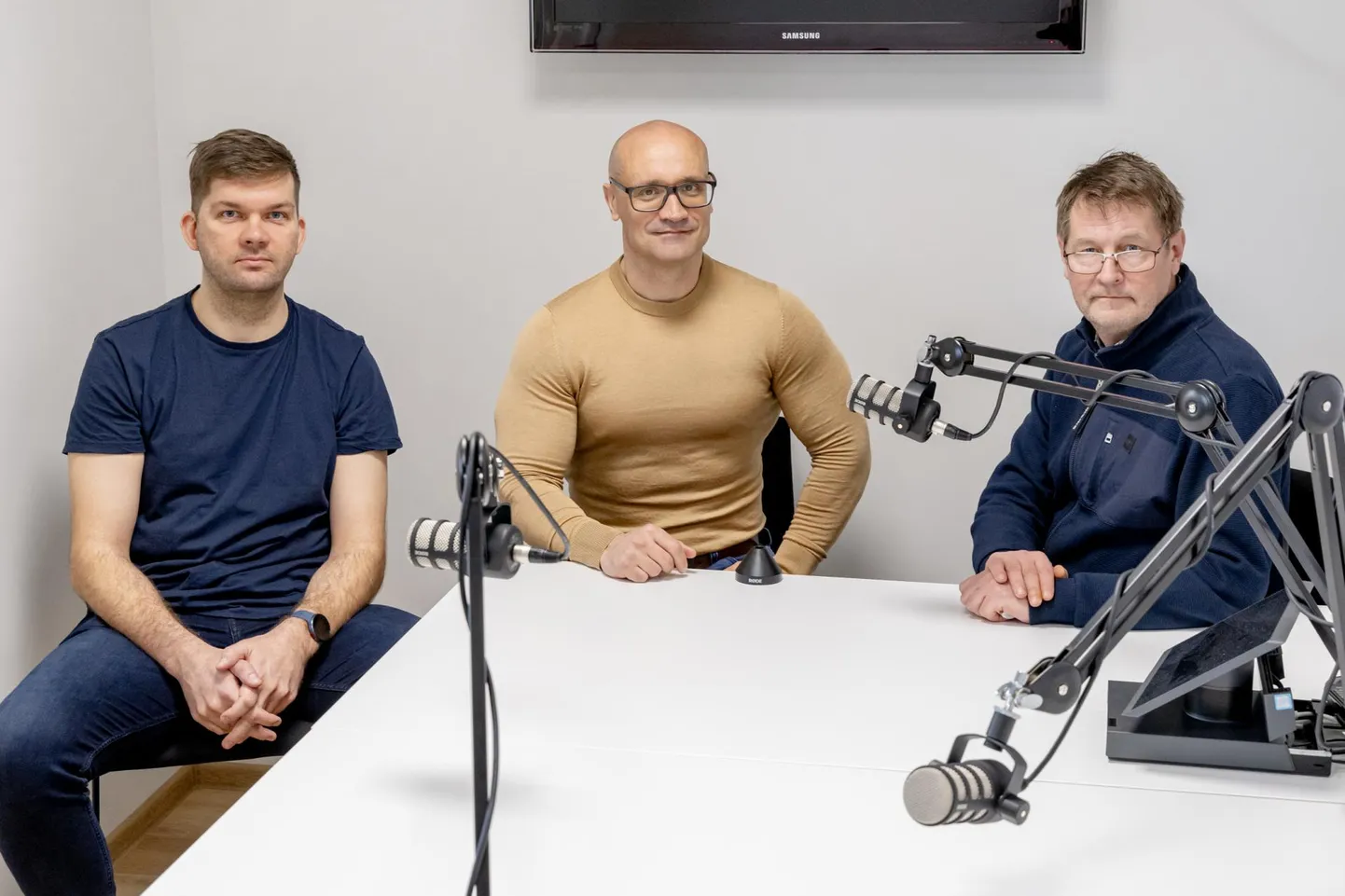 Pärnu Postimehe taskuhäälingu saates rääkis Eesti riigi relvahangetest kaitseinvesteeringute keskuse relvastuse kategooriajuht Ramil Lipp (keskel). Saatekülalist usutlesid ajakirjanikud Lauri Habakuk ja Raido Keskküla.
