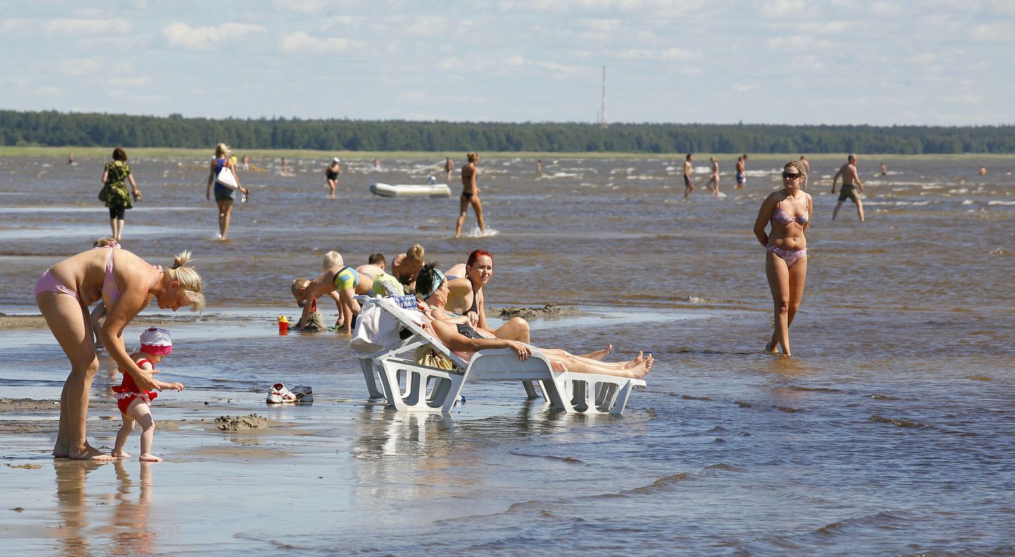 Soojenev meri tõmbab Pärnus ligi üha rohkem suplejaid. Juuresolev foto on tehtud laupäeval.