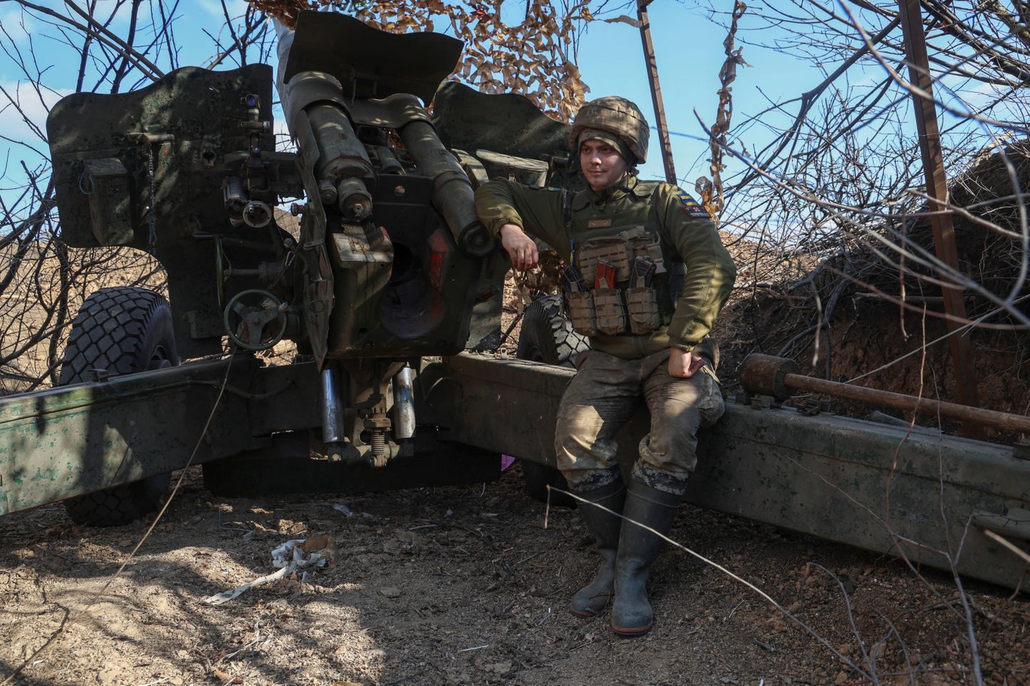 Украинский солдат у настоящей гаубицы D-20 в Донецкой области.