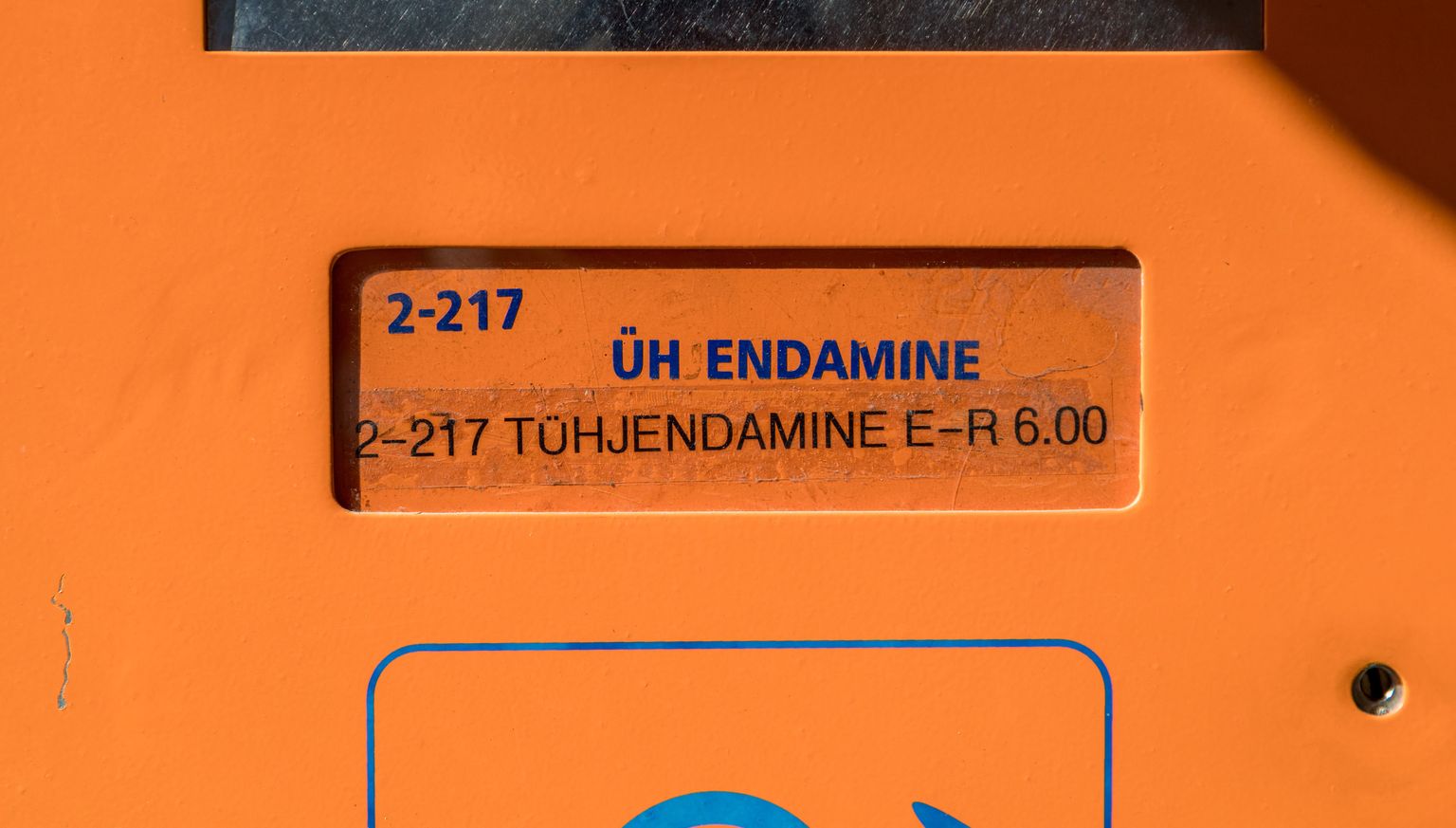 Postkastil Loksa linnavalitsuse maja küljes on keegi linnakodanik tähti maha kraapides valla ja linna ühendamise teemal meelt avaldanud.