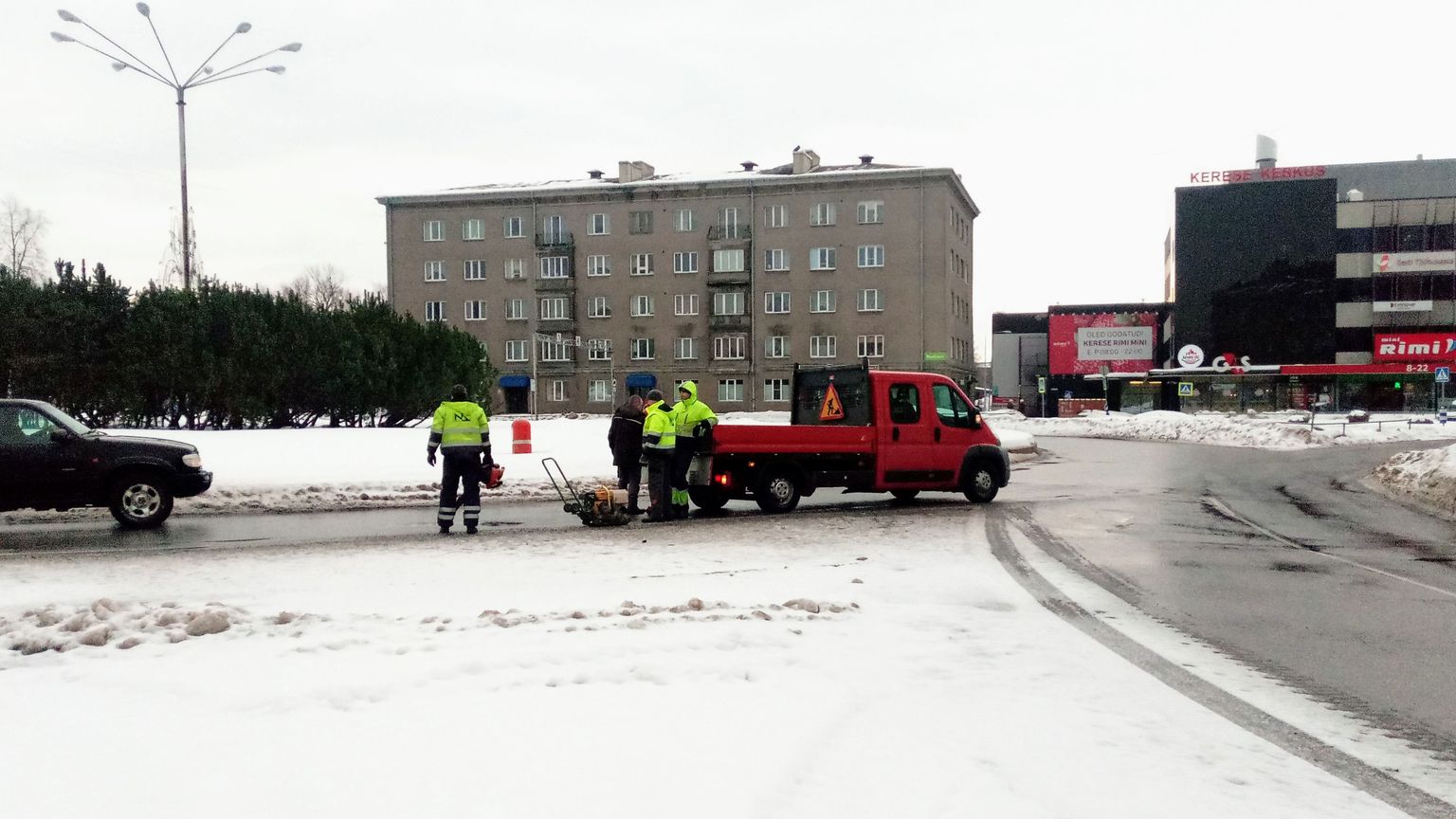 Зимний ремонт асфальта в центре Нарвы.