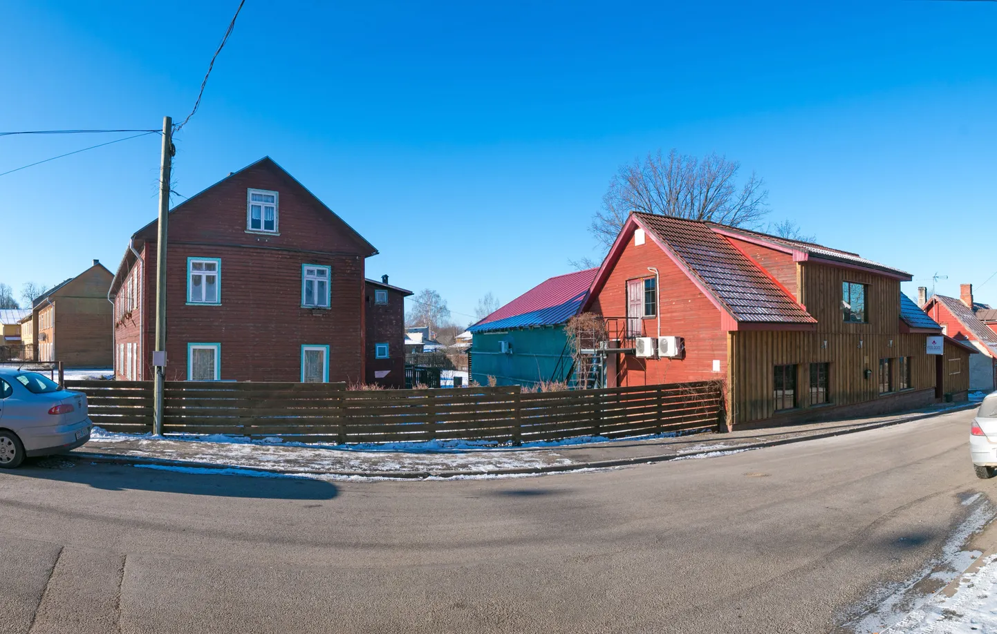 Turu 8 elumaja (vasakul) elanikud kurdavad korteritesse kostva valju muusika üle, mis tuleb loetud meetrite kaugusel asuvast ööklubist (paremal).