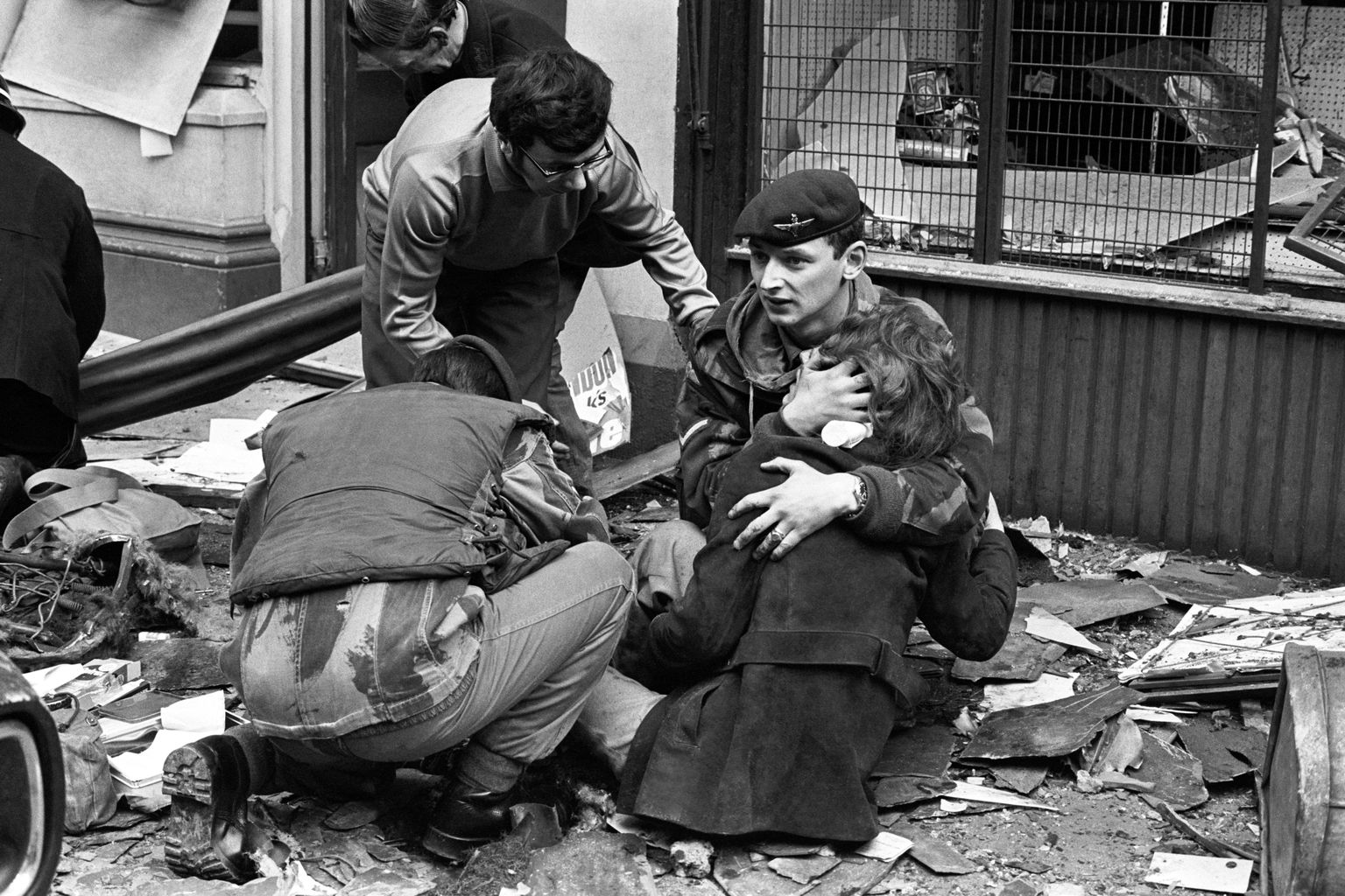 1972. aasta Belfast. Briti sõdur ja vigastatud tsiviilisikud.