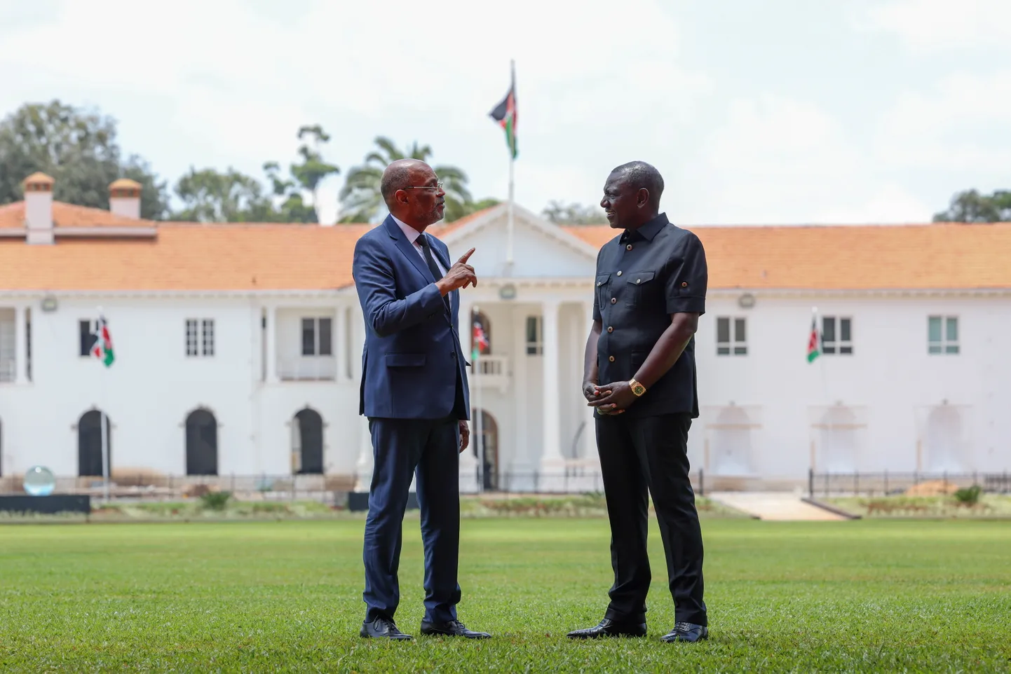 Keenia president William Ruto (paremal) võõrustab pealinnas Nairobis asuvas Riigimajas Haiti peaministrit Ariel Henryt, kui mõlemad tunnistasid kahepoolse leppe allkirjastamist.