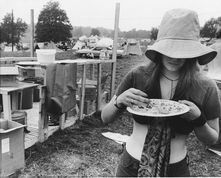 Naine Woodstocki festivali telkimisalal söömas. 15. august 1969.