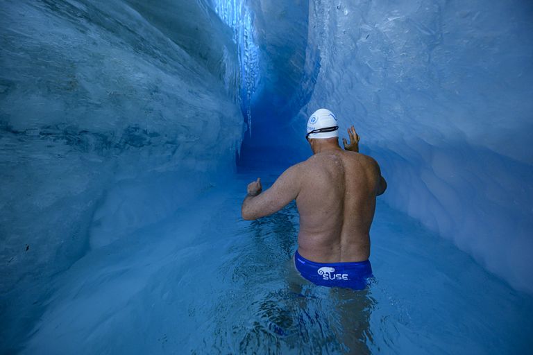 Lewis Pugh valmistub ujuma Antarktikas jää sulamisest tekkinud järves