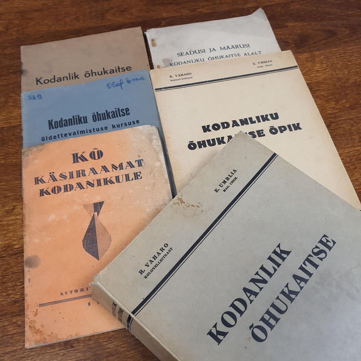 Õhukaitset ­käsitlenud trükised Olaf Esna kogust, sealhulgas 600-leheküljeline “Kodanlik õhukaitse” (1939).
