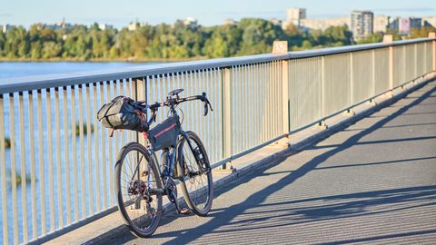 VIDEO ⟩ Apgalvoja, ka velosipēdam nedarbojas bremzes. Daugavpilī velosipēdists notriec sievieti un pamet notikuma vietu