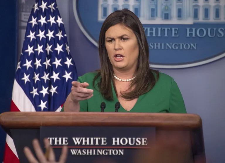Valge maja kõneisik Sarah Huckabee Sanders pressikonverentsil, kus ta andis teada, et John Brennanilt on võetud riigisaladuse luba.