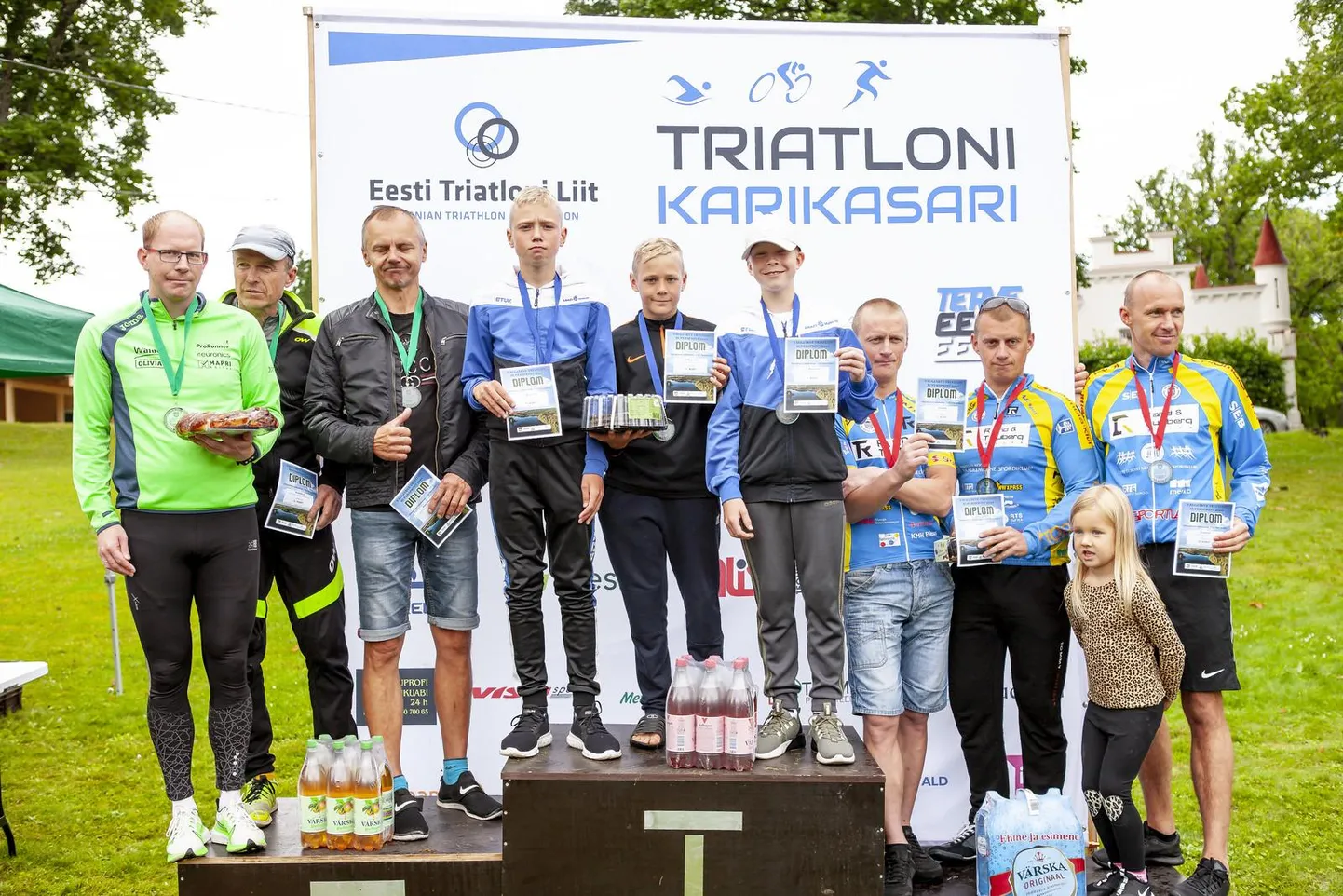 Võistkondliku arvestuse kolm parimat tiimi autasustamisel