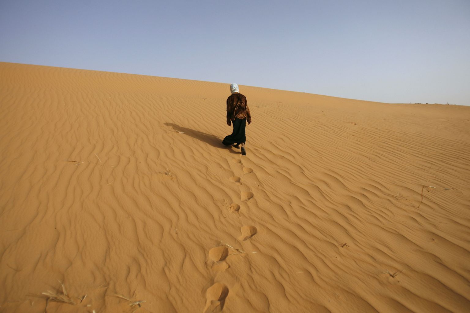 Inimene Sahara kõrbes.