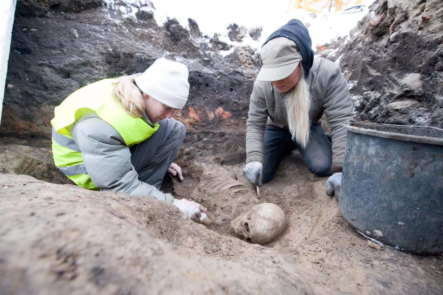 Vabaduse väljaku arheoloogiliste kaevamiste käigus leitud luukere.