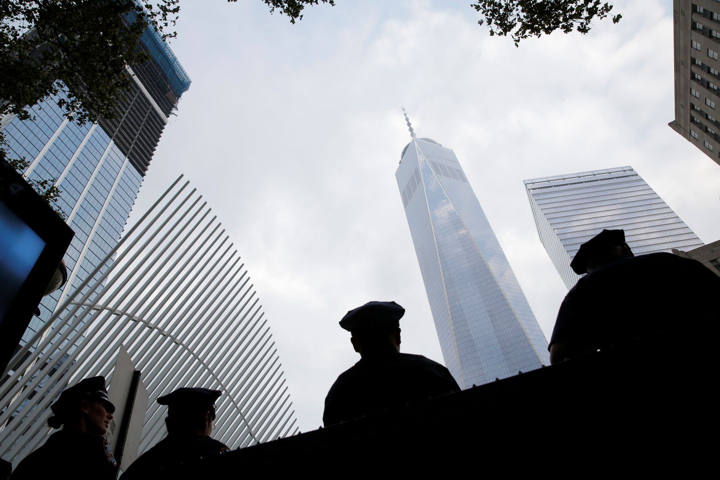 Politseinikud terrorirünnaku paigas Ground Zerol mullusel aastapäeval.