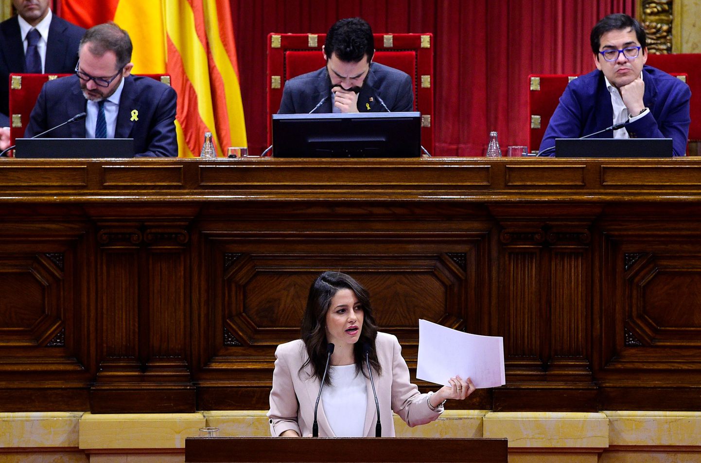 Katalooni parlamendis arutleti selle üle, kas anda kriminaalsüüdistuste all olevatele valitsusjuhtidele võimalus presidendiametit pidada.