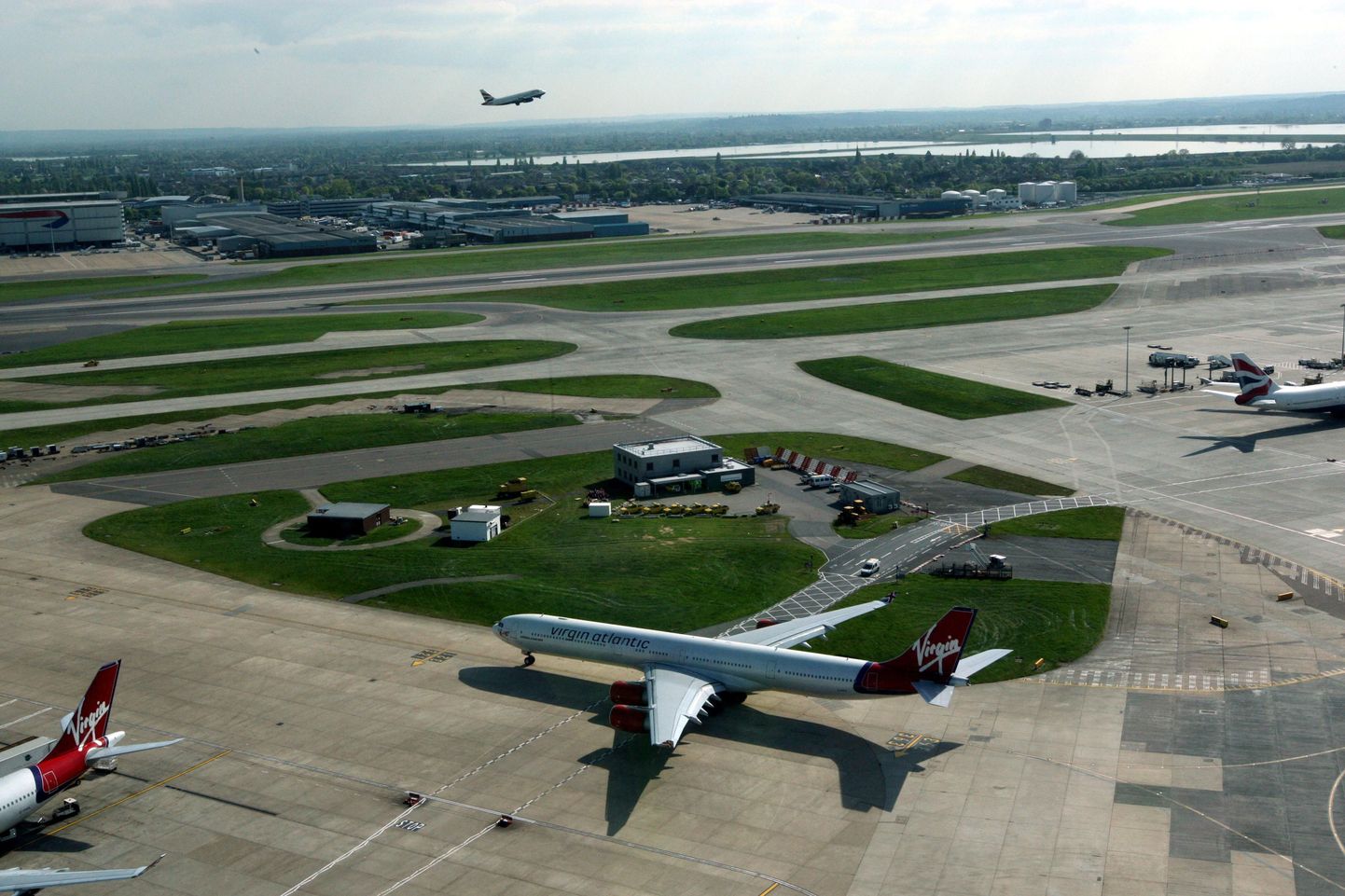 Londoni Heathrow lennuväli. Pilt on tehtud lennujuhtimiskeskuse tornist.