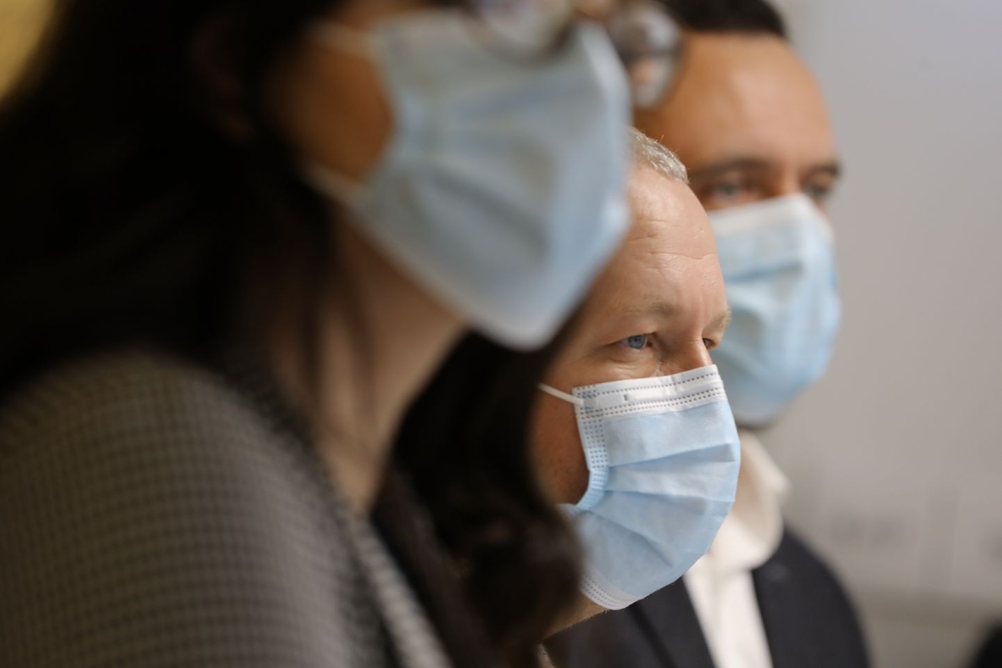 Люди в медицинских масках