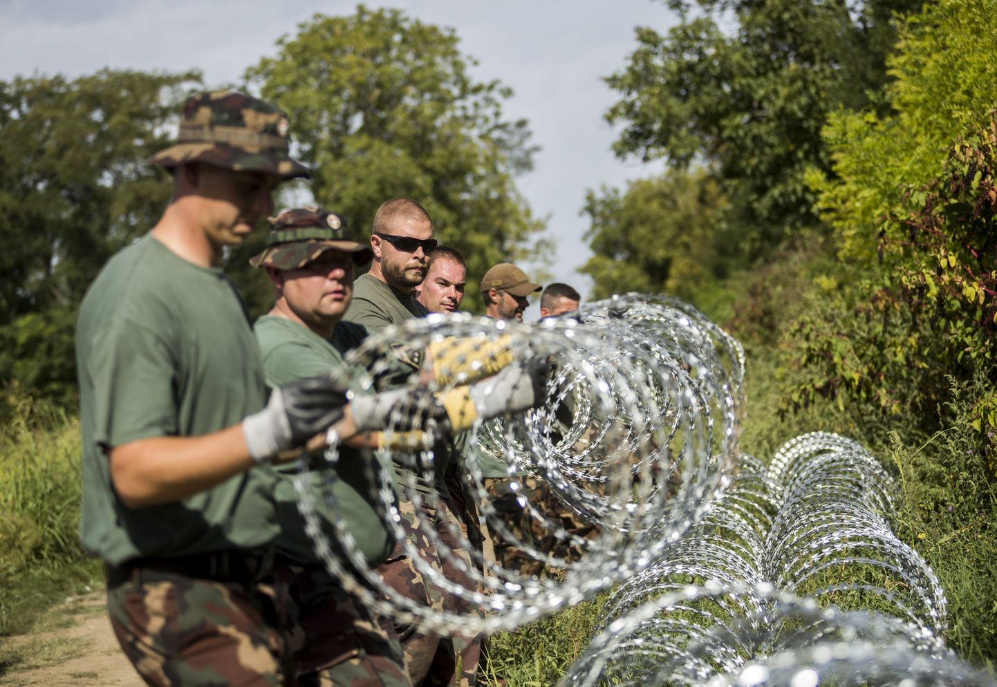 Horvaatia sõdurid paigaldavad Horvaatia piirile esmast tõket - väikeste žiletiteradega okastraati. Foto on illustratiivne