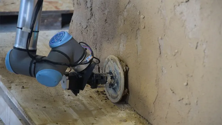 Teine robot silub käpaga müüri siledaks.