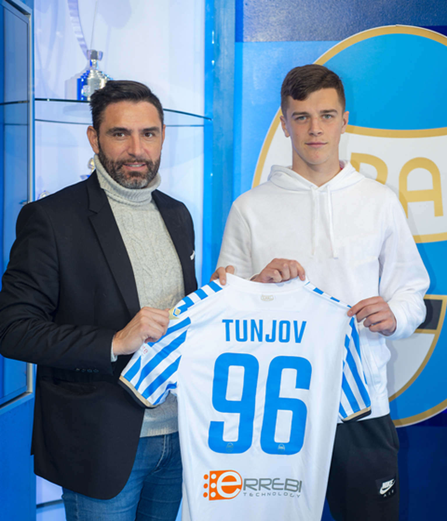Itaalia kõrgliigaklubis SPAL hakkab Georgi Tunjov mängima särgis numbriga 96. Täna pärast profilepingu allkirjastamist on ta pildil koos klubi spordidirektori Davide Vagnatiga.