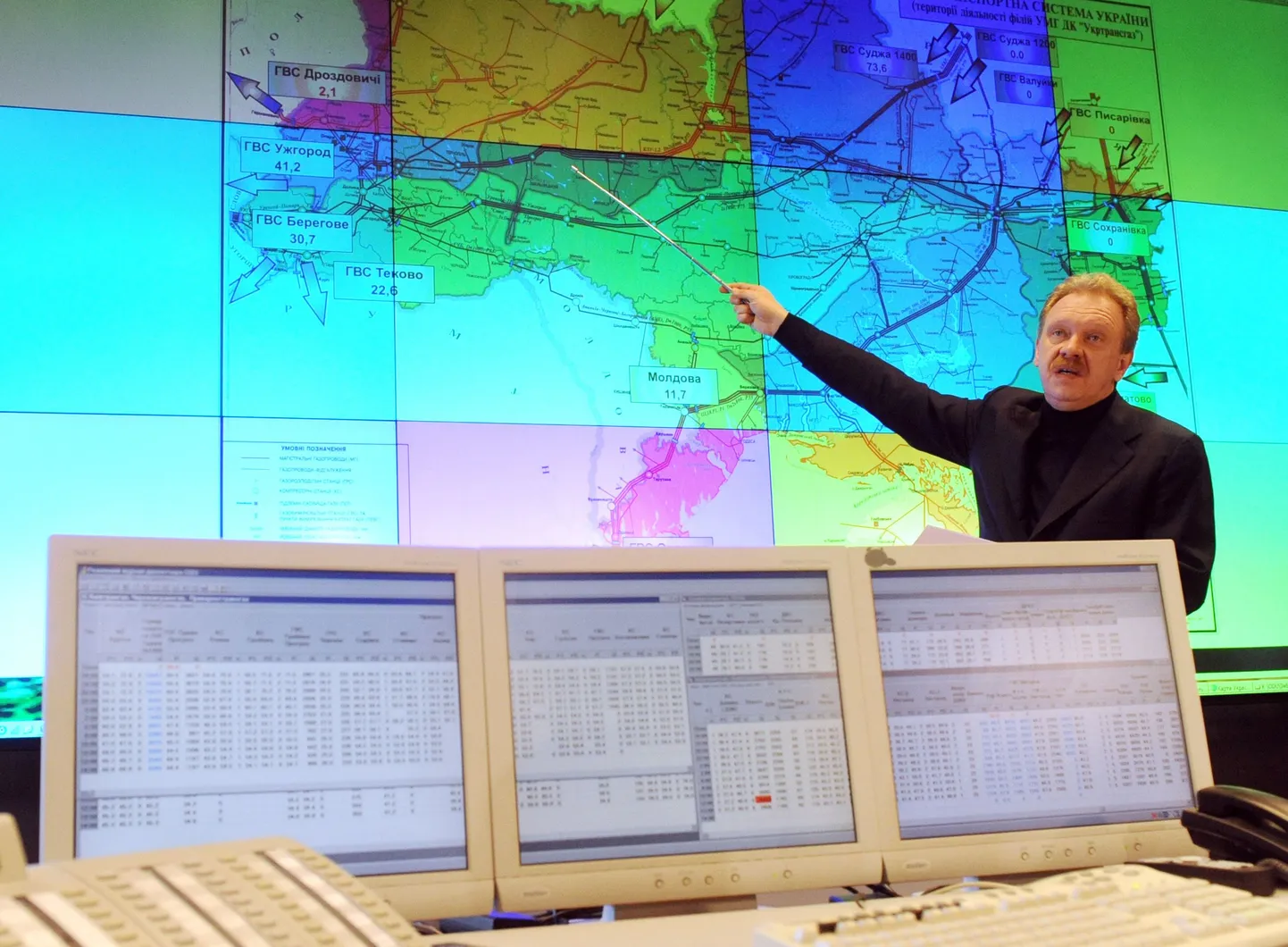 Naftogaz Ukrainõ tegevjuht Oleh Dubõna näitamas kaardil Ukrainat läbivaid gaasitorusid.