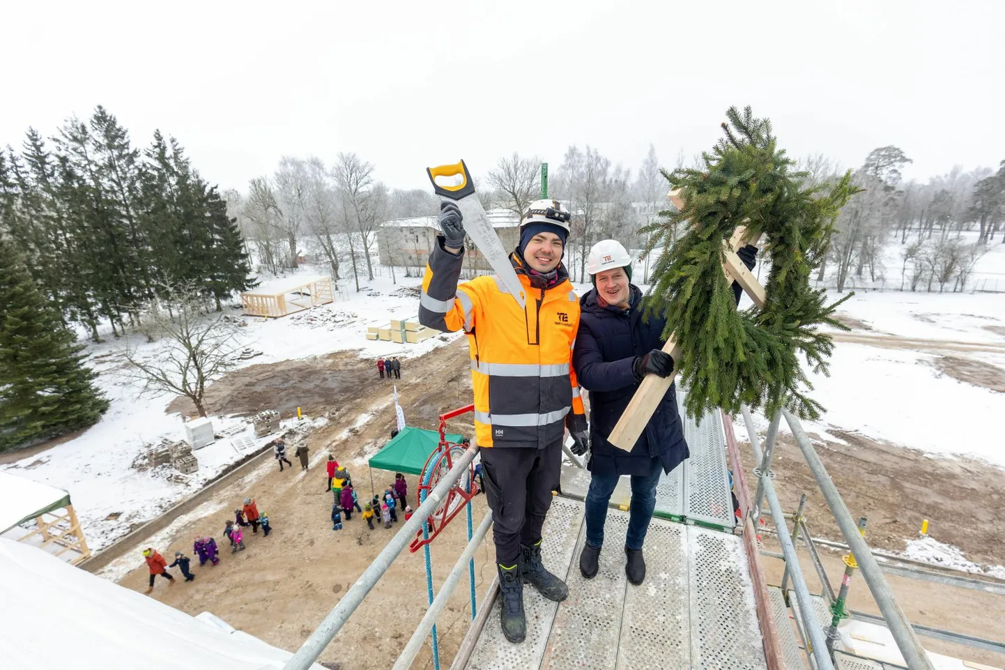 Sarikapidu peetakse pärast hoone katusekonstruktsiooni valmimist. See tähistab ehituses olulist verstaposti, mille üle rõõmustavad pildil Tartu Ehituse ASi projektijuht Meelis Linde (vasakul) ja Järva vallavanem Toomas Tammik.