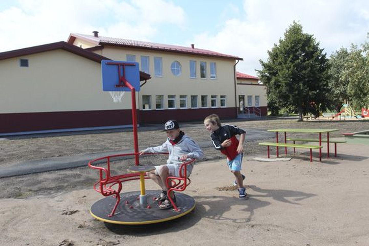 Viru-Nigula poisid Germo (vasakul) ja Reimo näitavad, mida saab teha lasteaia uute põnevate atraktsioonidega mänguväljakul.