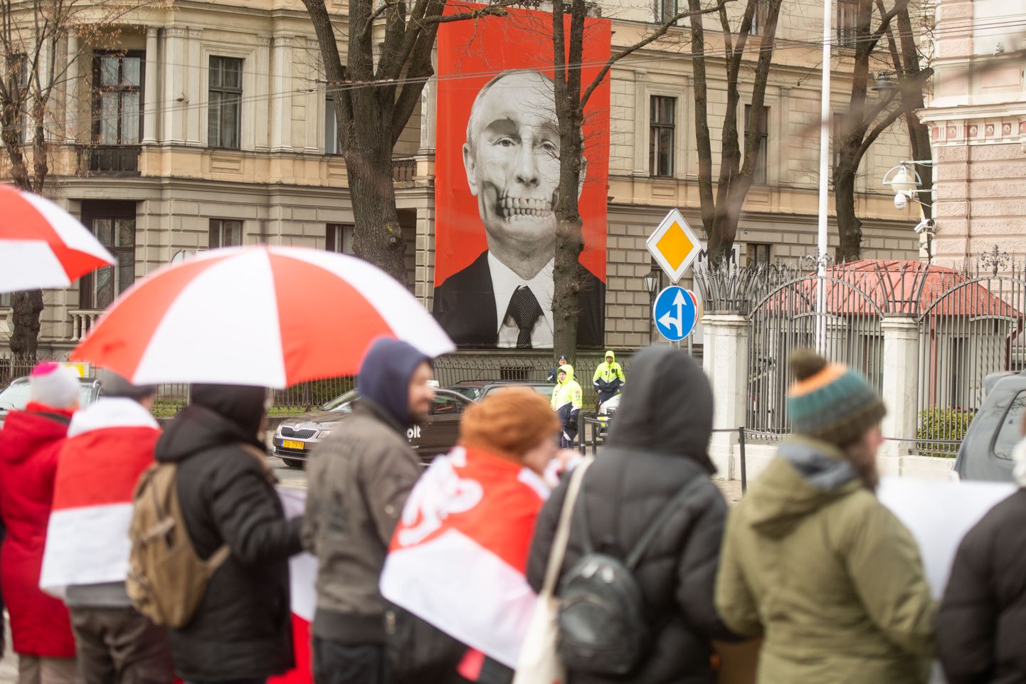 Rīgā, pretī Krievijas vēstniecībai, notiek pikets pret Krievijas nodomu izvietot Baltkrievijā taktiskos kodolieročus