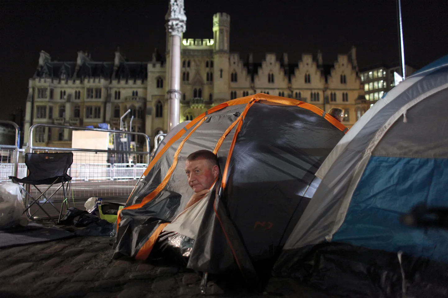 Kuninglikke pulmi ootav mees Westminster Abbey juures