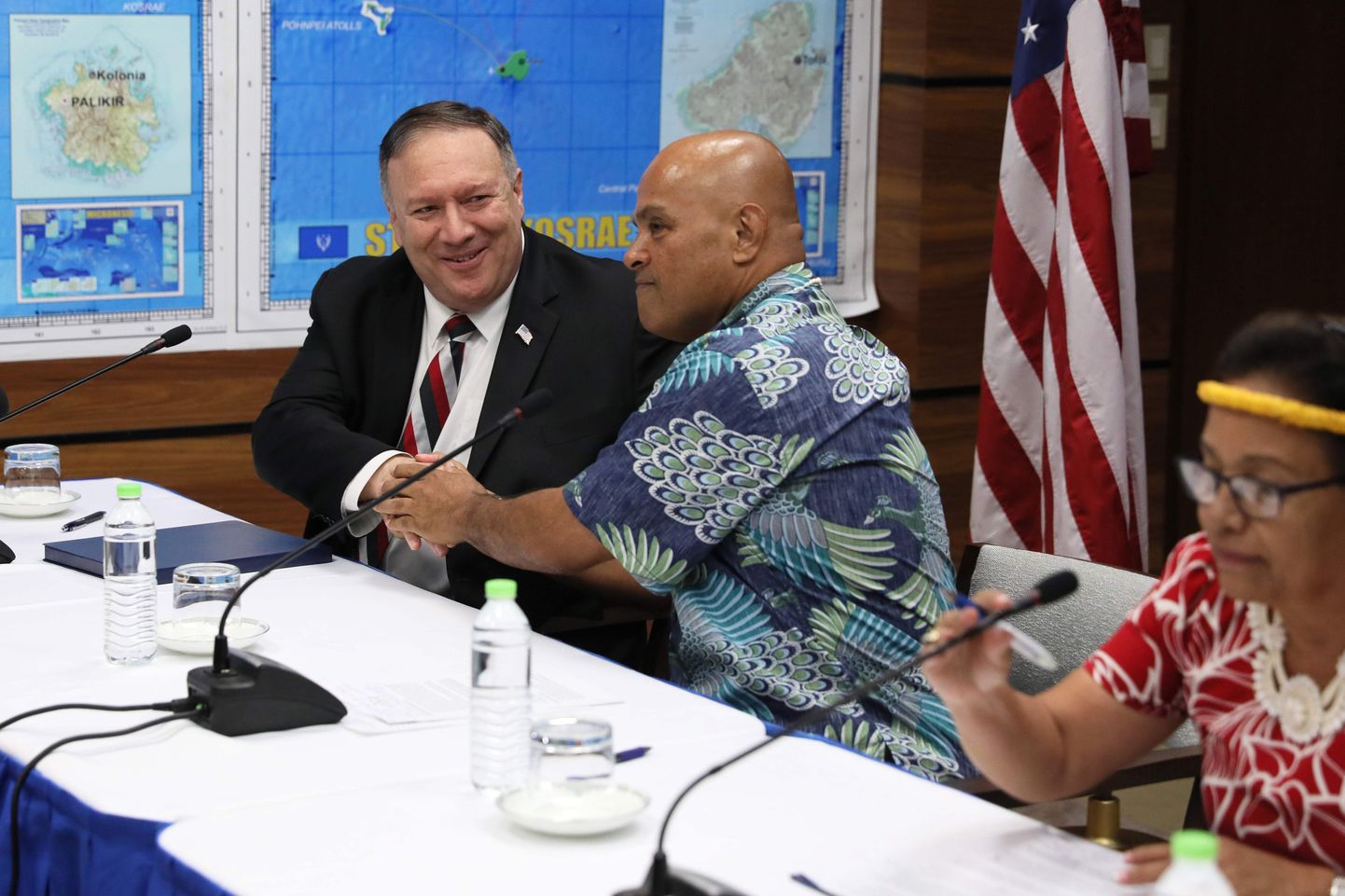 USA välisminister Mike Pompeo ja Mikroneesia Liiduriikide presidendiga David Panuelo esmaspäeval Kolonias kohtudes kätlemas.