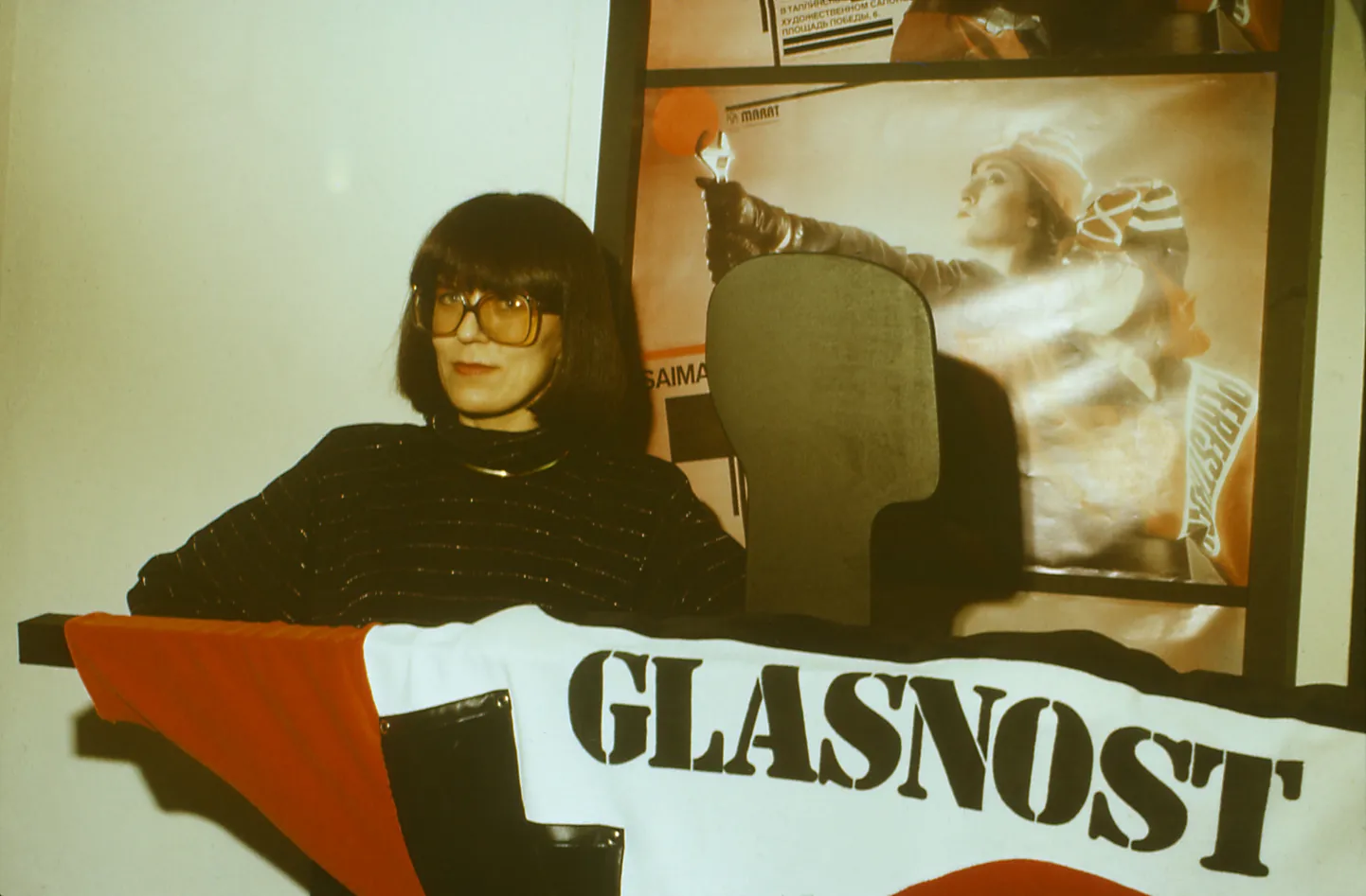 MITMEKÜLGNE KUNSTNIK: Saima Priks personaalnäituse avamisel Tallinna kunstihoone salongis 1988. aasta jaanuaris.
ERAKOGU
