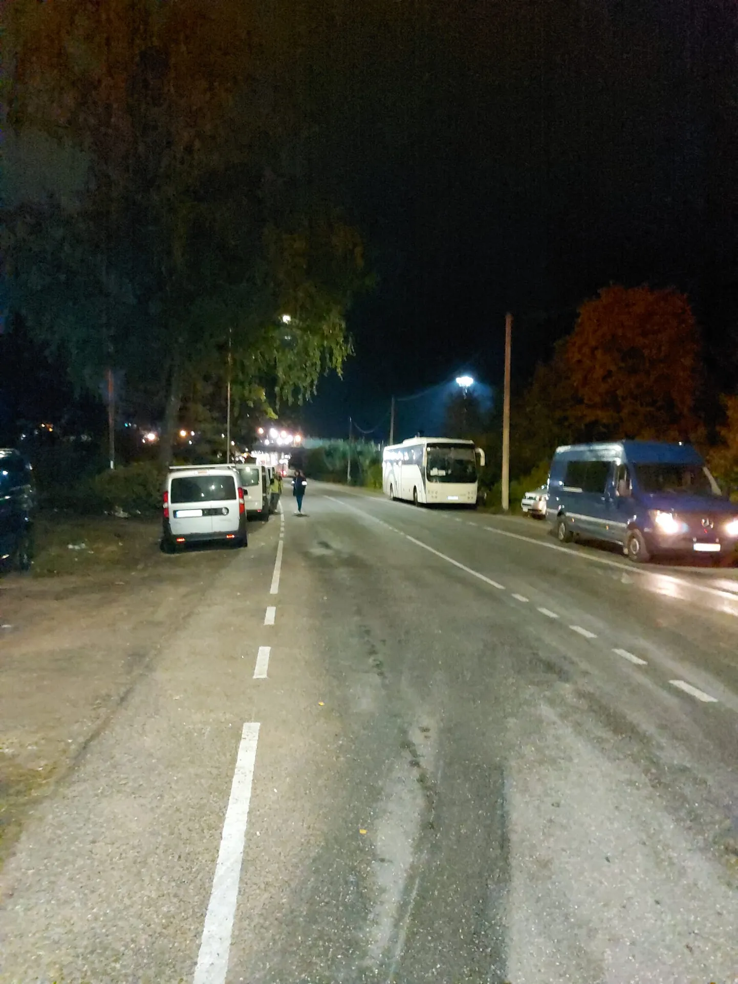 Venemaal Koidula piiripunkti juures ootavad paljud inimesed pääsu Eestisse. Eesti poolel ootavad neid omakorda inimesed, kes on valmis neid edasi transportima.