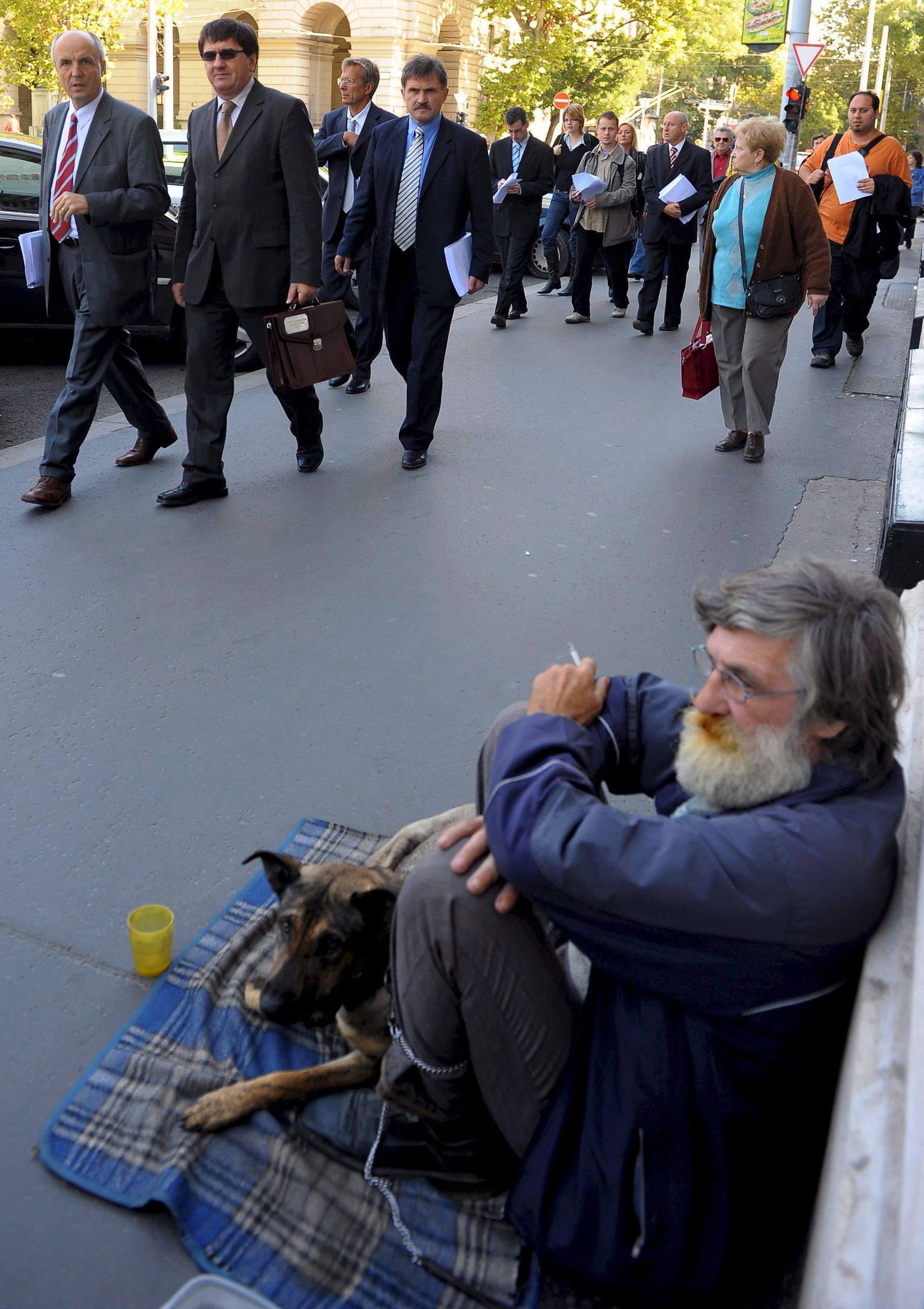 Kodutu mees koeraga Budapesti tänaval.