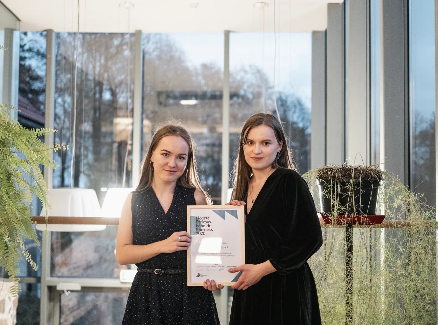 Pärimusbändide konkursi võitja Duo Mann ja Juula (Maria Mänd ja Juuli Kõrre)