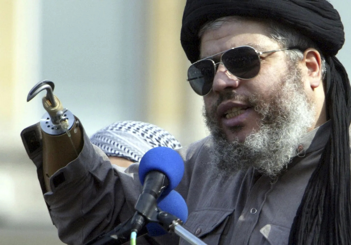 Abu Hamza al-Masri 2002. aasta augustis kõnet pidamas.